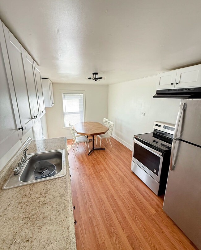 Kitchen/Dining Room - 652 Columbia Ave