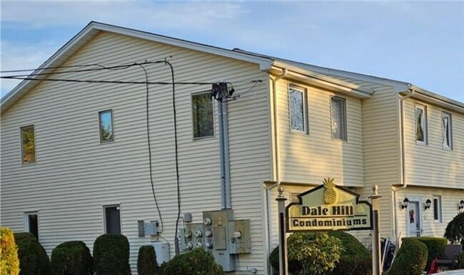 Building Photo - Newly Renovated Townhouse Style Condo For Rent in Johnston!