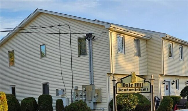 Foto del edificio - Newly Renovated Townhouse Style Condo For Rent in Johnston!