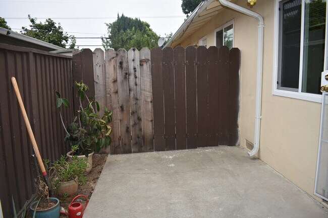 Building Photo - 913 Sherman Oaks Dr