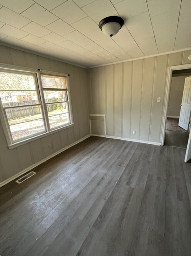 Building Photo - Renovated 4 Bedroom 1 Bath Home for Rent!