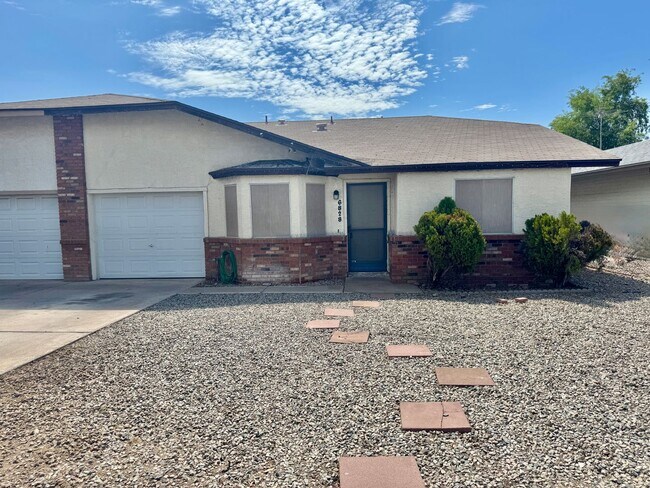 Foto del edificio - 3 Bedroom 2 Bath Single Level Home In Glendale!