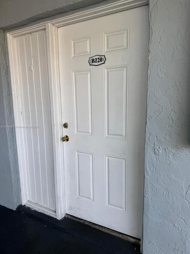 Foto principal - 9351 Fontainebleau Blvd