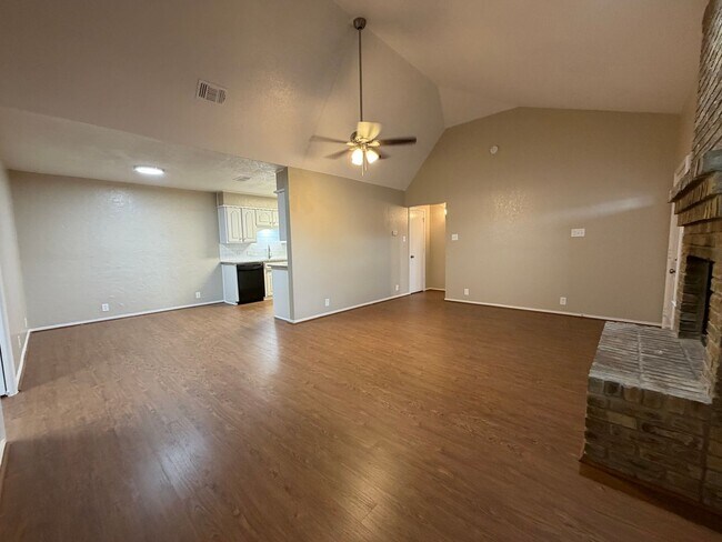 Foto del edificio - AVAILABLE NOW 2 BEDROOM 2 BATH TOWNHOME IN CLEBURNE