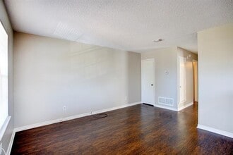 Building Photo - 313 Queens Ct S