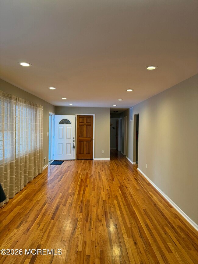 Building Photo - 340 Suburban Dr