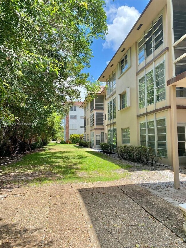 Building Photo - 3930 Crystal Lake Dr