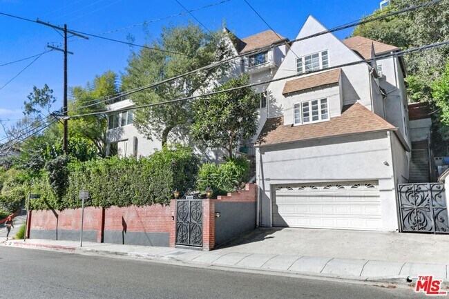Foto del edificio - 2829 Beachwood Dr