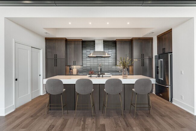 Building Photo - Absolute Stunner 4BE/4.5BA located near Ch...