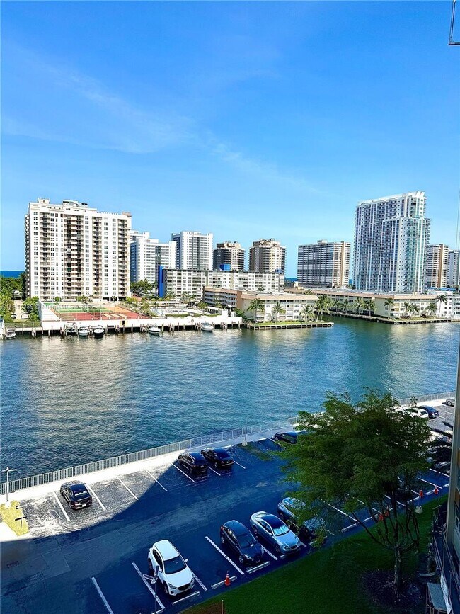 Foto del edificio - 100 Golden Isles Dr