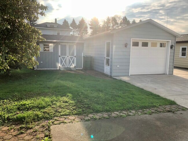 Garage and shed with private back yard - 425 Halley St