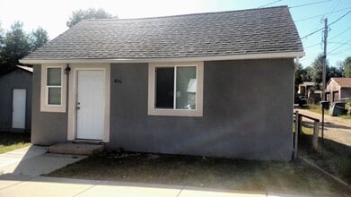 Building Photo - 406 E 5th St