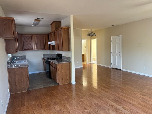 Building Photo - Cozy 2 Bed, 2 Bath Home