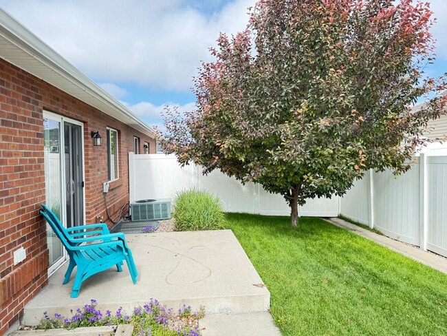 Foto del edificio - 4 BEDROOM, 3 BATHROOM TWINHOME WITH 2 CAR ...