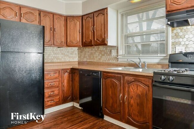 Building Photo - 1054 S Pleasure Ct