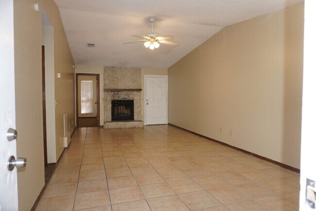 Foto del edificio - 2 bedroom/ 2 bath Single Story Townhome