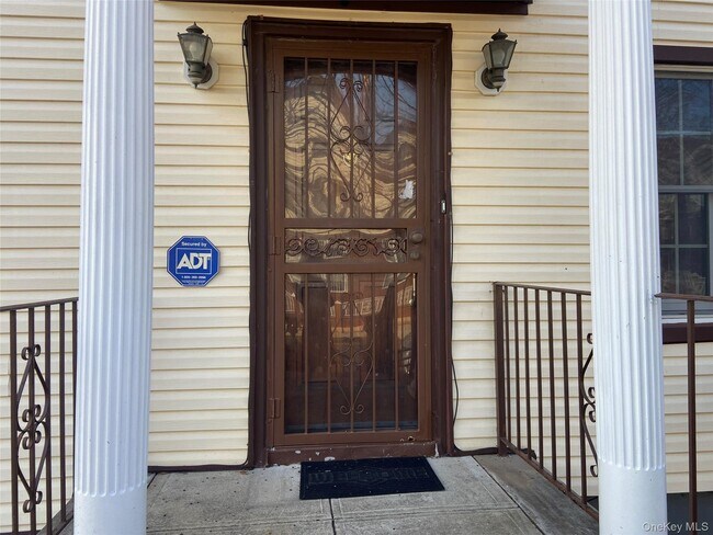 Foto del edificio - 84-80-84161 161st St