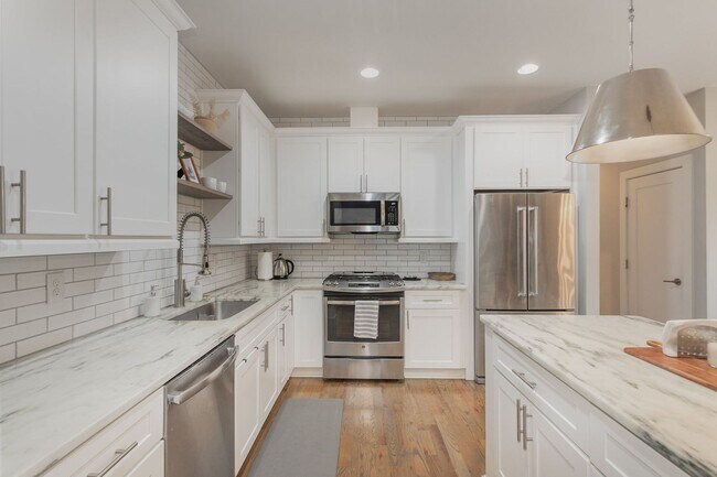 Foto del edificio - FURNISHED 3 Bedroom 3 Full Bath Home Now A...