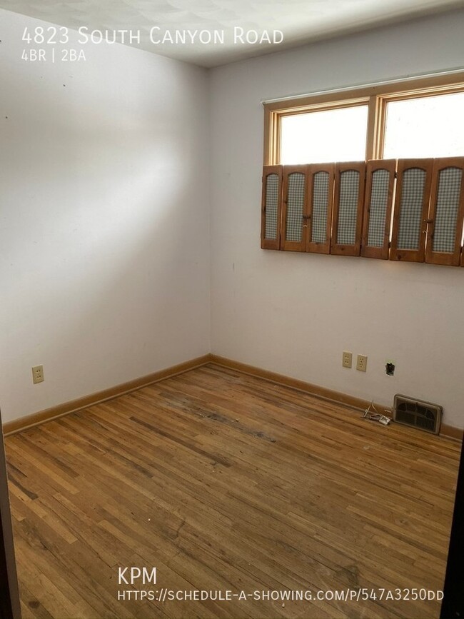 Building Photo - 4 BEDROOM | 2 BATH | LARGE FENCED IN YARD ...