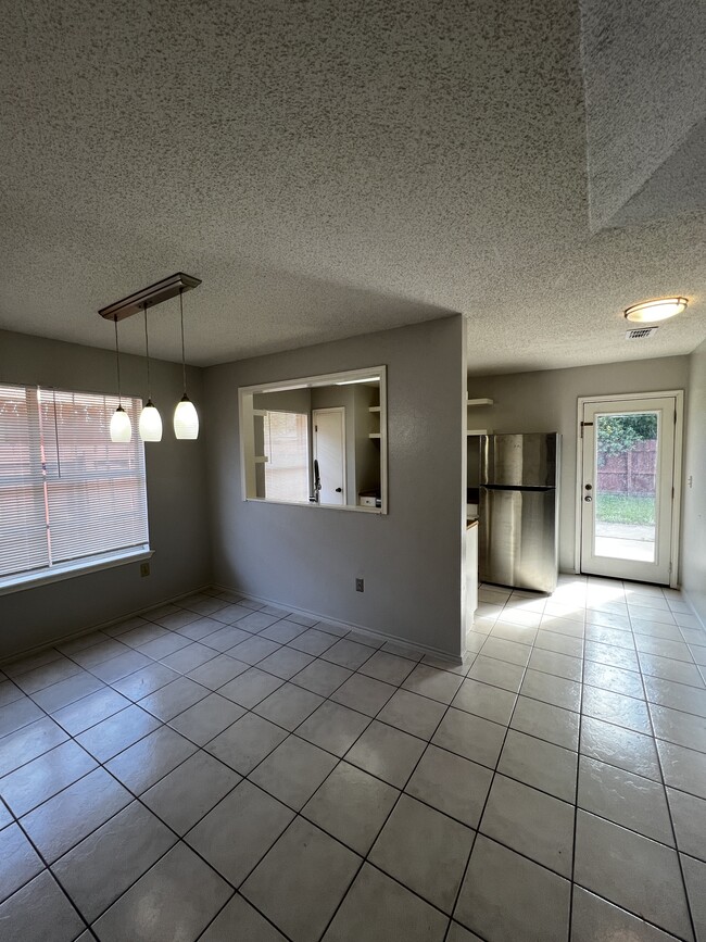 Building Photo - 2813 Capri St