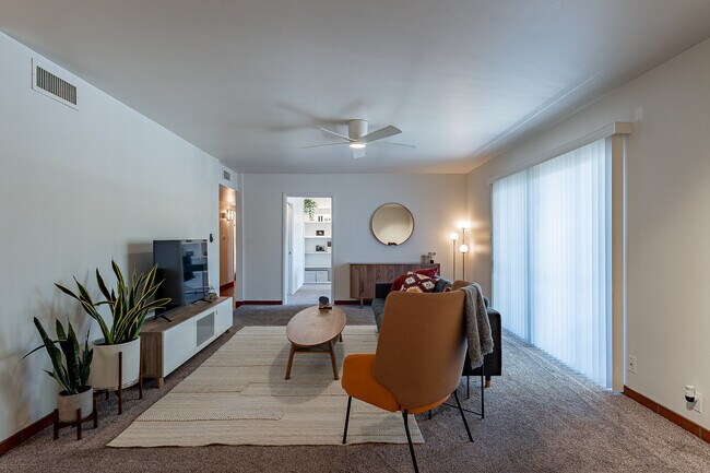 Gran habitación - 3940 E. Timrod St. #226