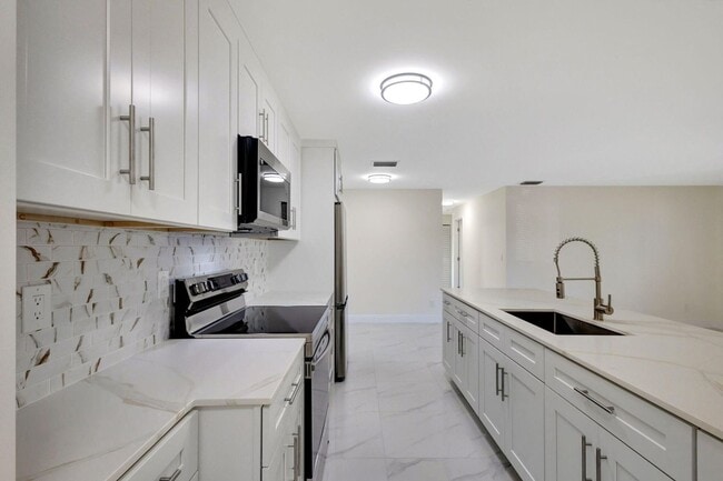 Foto del edificio - Gorgeous Brand-New Rebuilt 4-Bedroom Home | No HOA | Pet Friendly