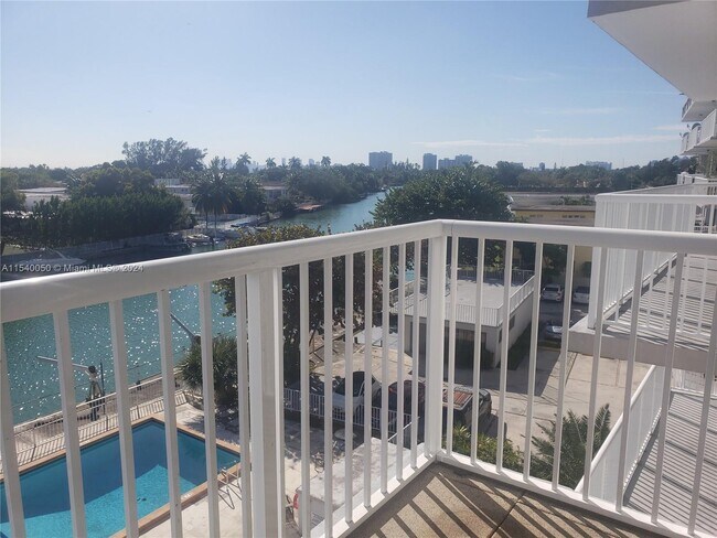 Foto del edificio - 110 S Shore Dr