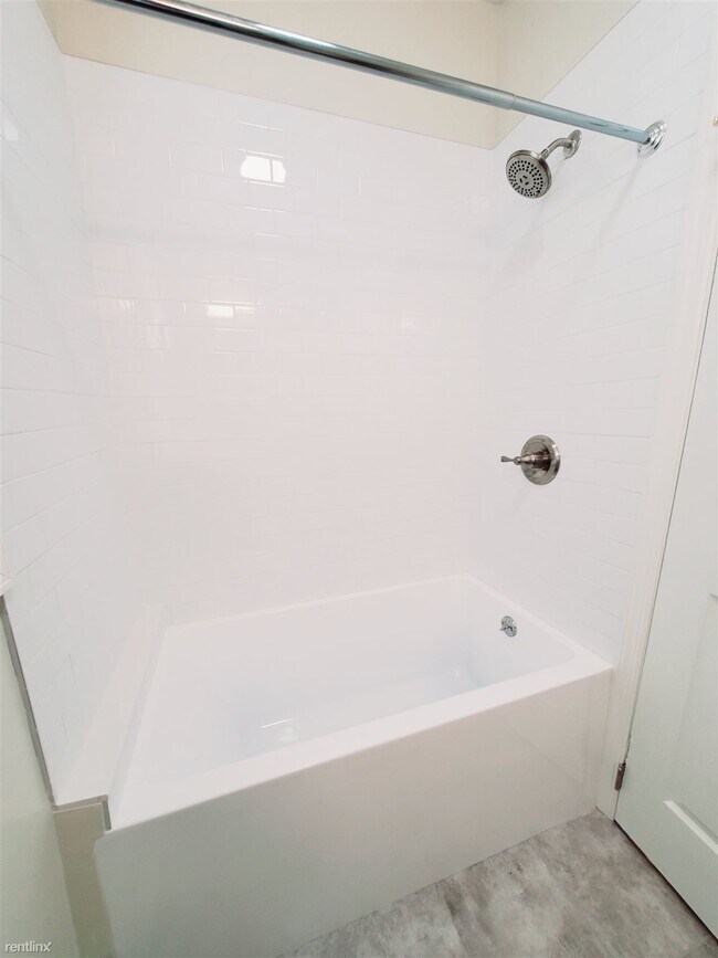 Building Photo - 1 br, 1 bath Condo - 5 Eversley Ave
