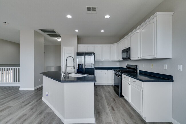 Building Photo - WONDERFUL 2 STORY HOME !