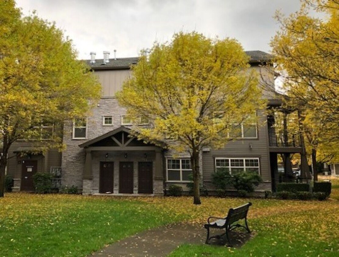 Primary Photo - Beautiful Hillsboro Townhome- Gourmet Kitc...