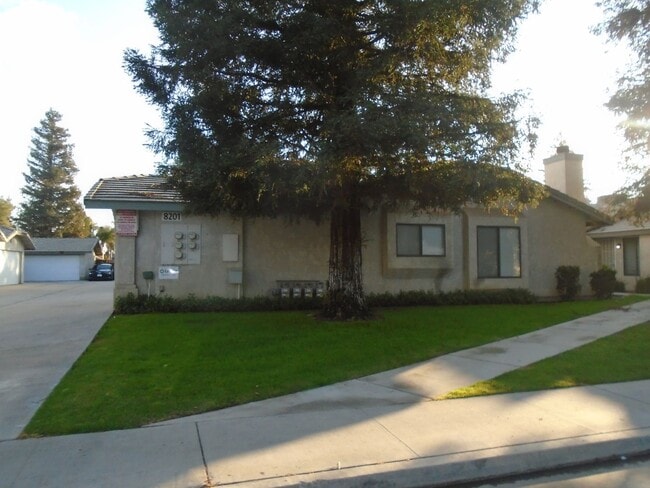 Foto del edificio - 8201 Laborough Dr