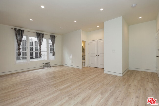 Foto del edificio - 7223 Willoughby Ave