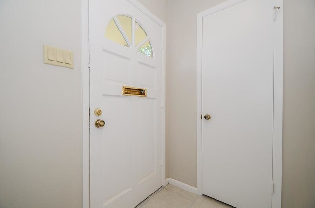 Building Photo - 10313 Briar Forest Dr