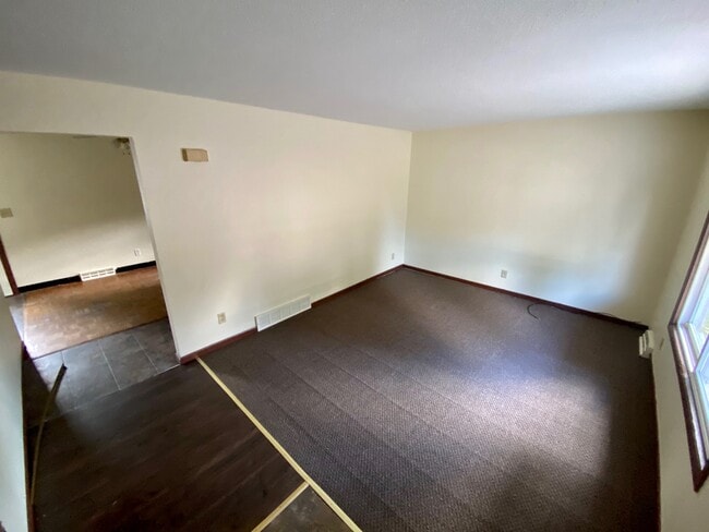 Building Photo - 3152 Losey Blvd S
