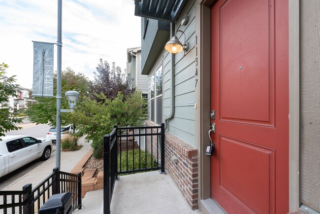 Foto del edificio - Beautiful 3 bed Uptown Broomfield Townhome...