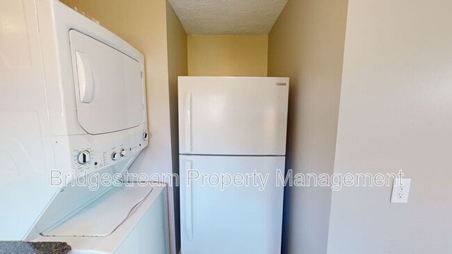 Building Photo - 4451 Mahler Dr