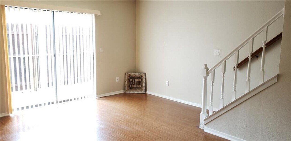 Foto principal - 736 W. Collins