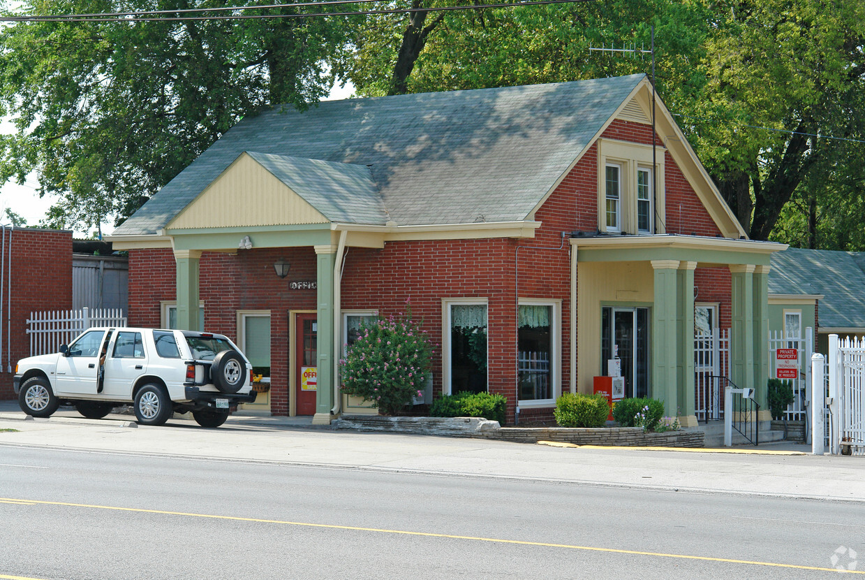 Primary Photo - Mercury Court