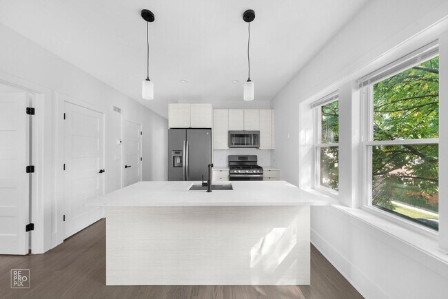 Foto del edificio - Sunny, Spacious and Beautifully Rehabbed in Avondale with Laundry in-unit