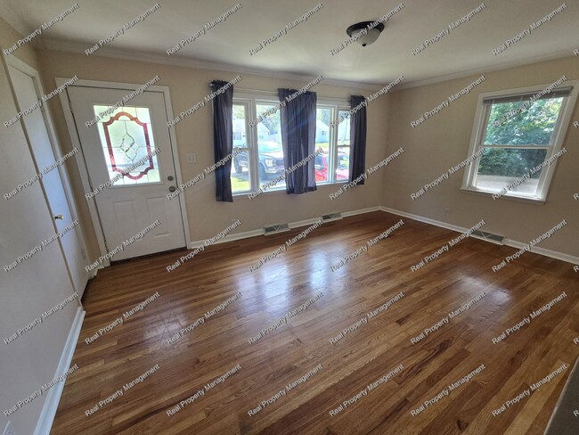 Building Photo - Three Bed Hobart Ranch