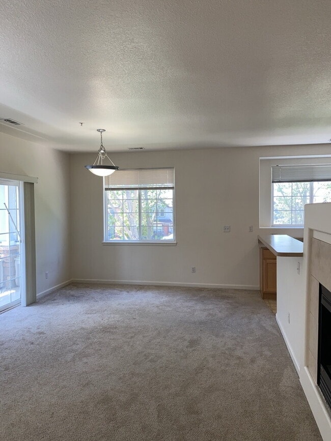Building Photo - Great Green Valley Ranch Condo!