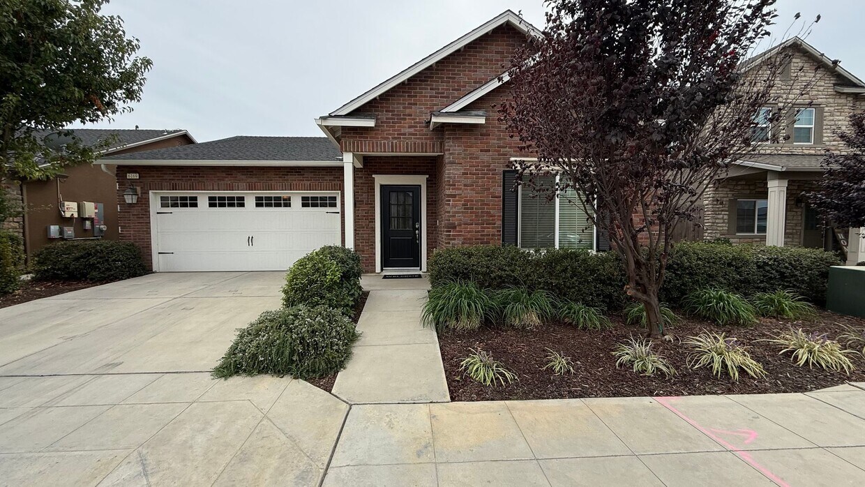 Primary Photo - Must See! Charming 3 Bedroom, 2 Bath locat...