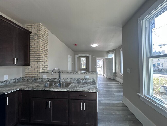 Foto del edificio - Large Open Concept 5BR/2BA Rent to Own Home with Office