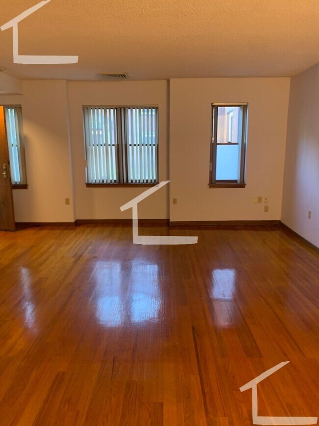 Building Photo - Spacious 1 bed w In Unit Laundry near T.  PARKING INCLUDED