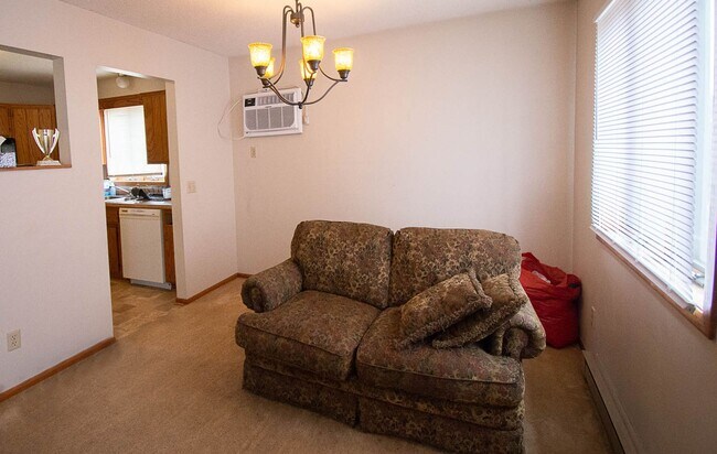 Foto del edificio - Upstairs condo with garage space in great NW location!
