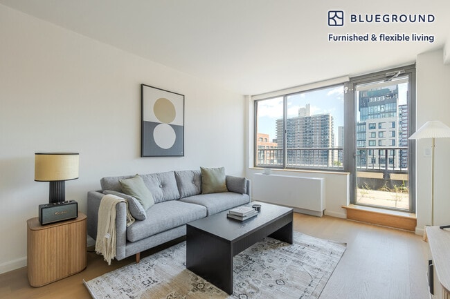 Building Photo - 255 W 94th St