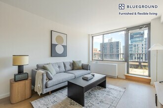 Building Photo - 255 W 94th St