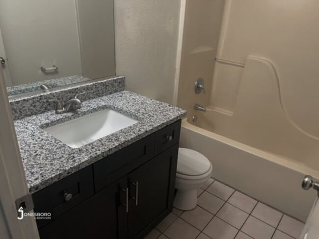 Building Photo - HOUSE: 3 Bedroom 2 Bath with plenty of space!
