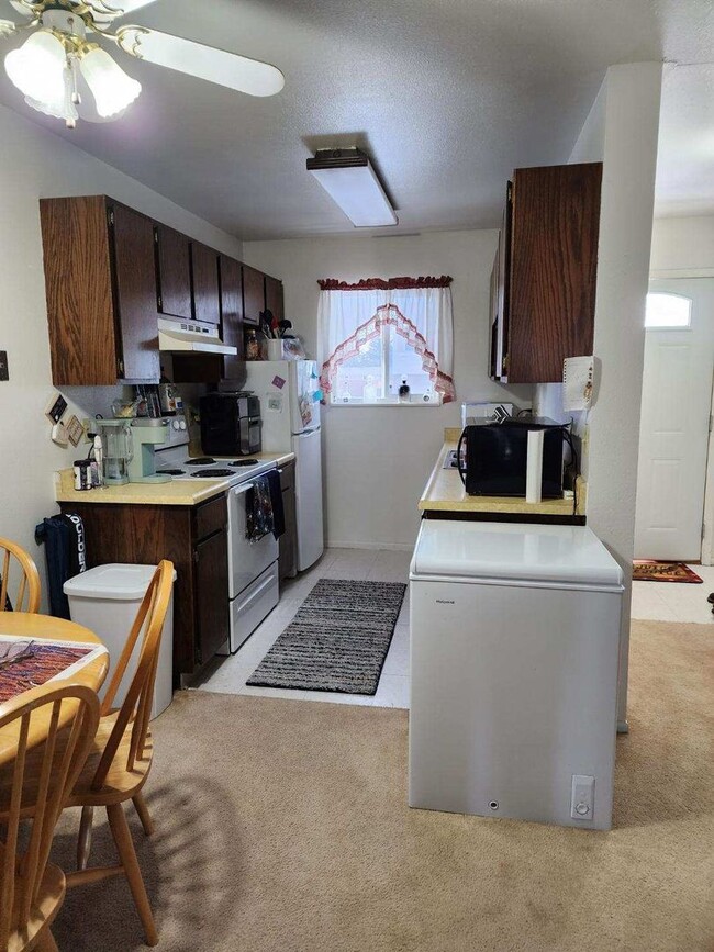 Building Photo - Cottonwood Apartments