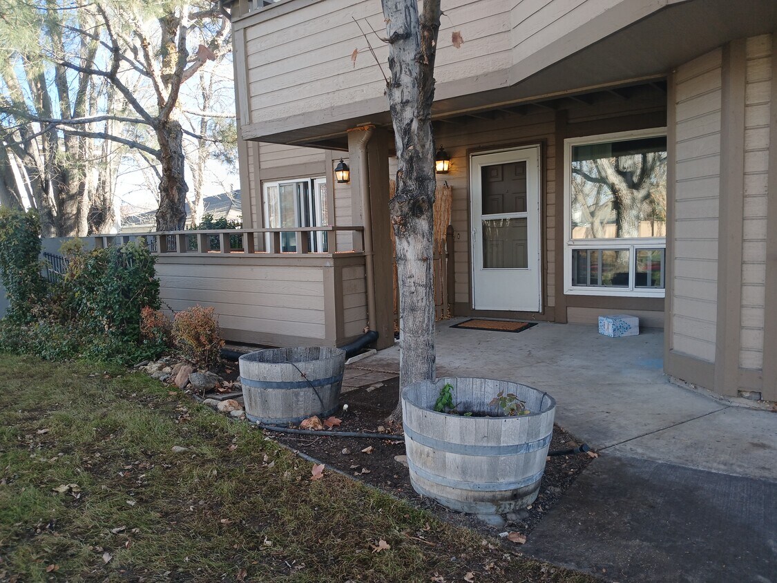 Building Photo - 775 Kingston Dr